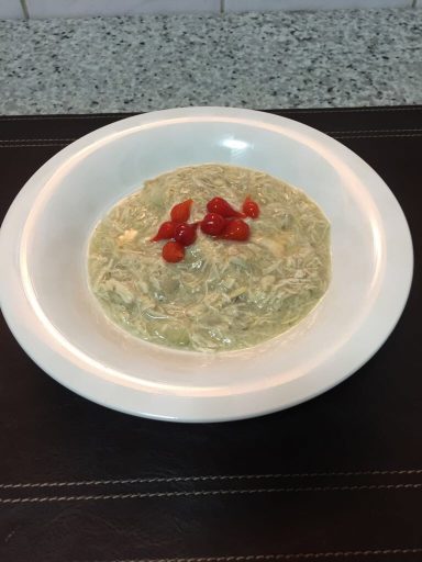 Sopa de batata doce com peito de frango desfiado e pimenta biquinho