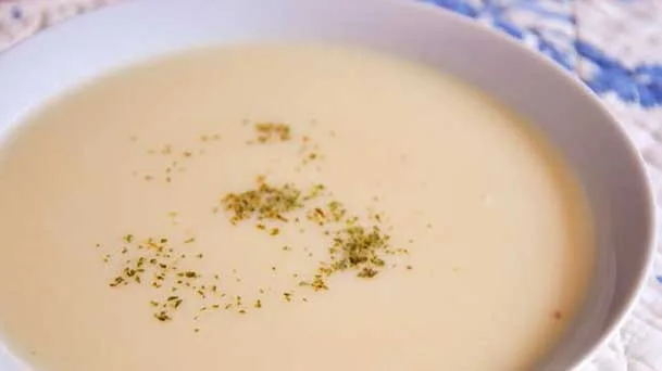 Sopa de batata doce com peito de frango desfiado e pimenta biquinho