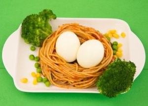 Prato infantil com ovos, macarrao e brocolis