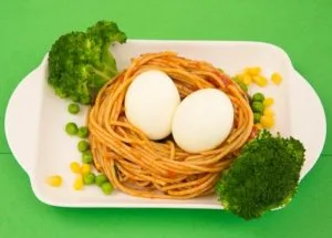 Prato infantil com ovos, macarrao e brocolis