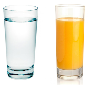 Agua e suco de laranja