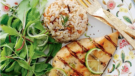 Arroz com grãos, salada e frango