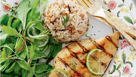 Arroz com grãos, salada e frango