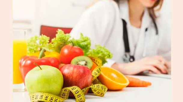Nutricionista orienta uma  alimentação saudável para fortalecer o sistema imune: