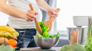 Gestante preparando uma salada