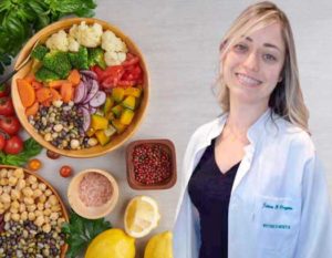 Nutricionista Juliana com comida saudável