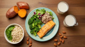 Mãe amamentando bebê com alimentos seguros para dieta de exclusão APLV sobre a mesa, incluindo vegetais frescos, frutas e grãos sem proteína do leite de vaca